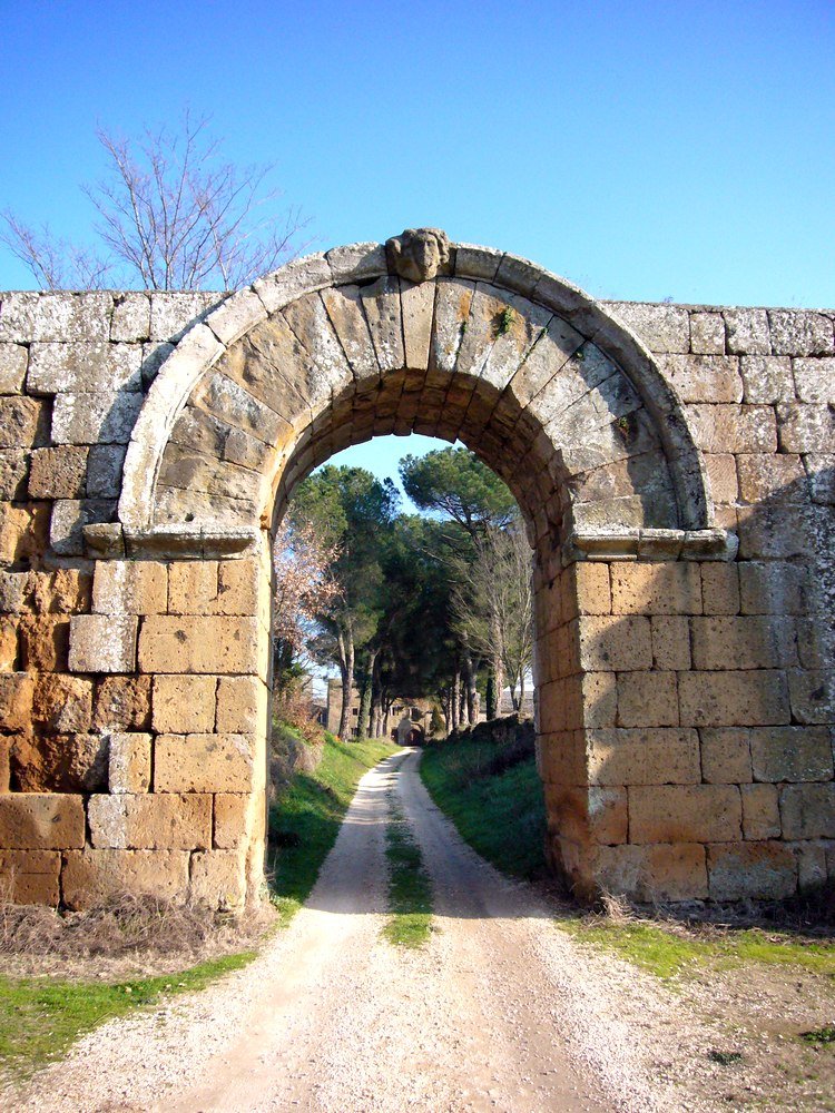 Um portão e muralhas de pedra foi o que sobrou da cidade cujos habitantes se revoltaram contra o poderio romano.