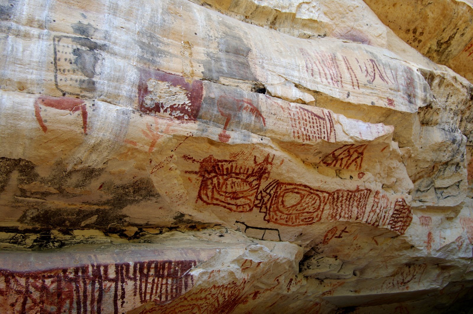 Há 17 mil anos, pelo que se sabe, pinturas rupestres eram uma das formas mais avançadas de comunicação por aqui.