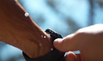 Apple Watch ejetando água dos alto-falantes em câmera lenta [Vídeo]