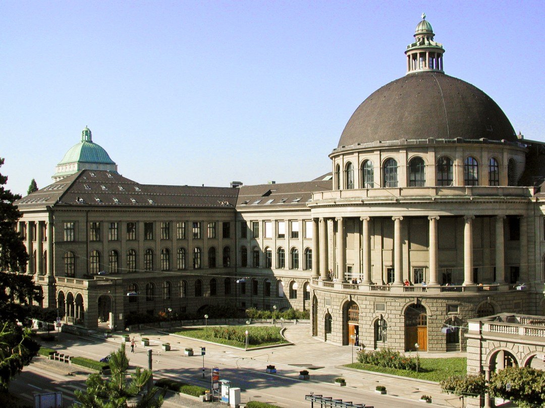 Instituto Federal de Tecnologia de Zurique.