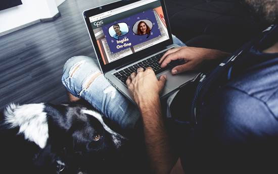 No formato EaD, o estudante pode acompanhar as aulas na hora que desejar.
