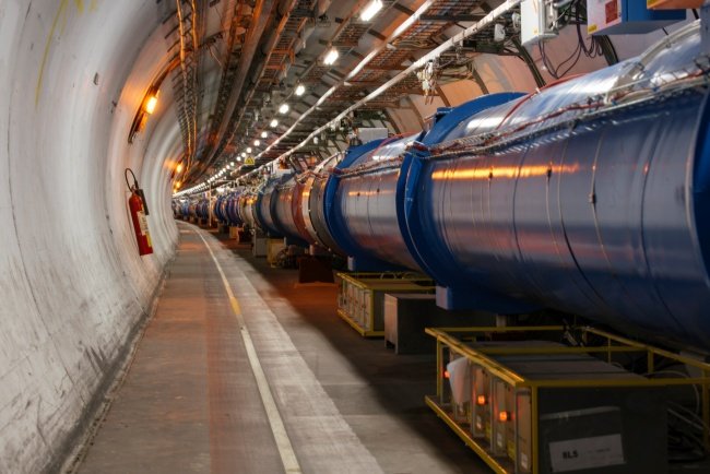 Com 27 km de circunferência, o LHC é pequeno se comparado ao novo equipamento.