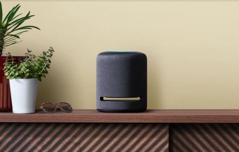 O design do Echo Studio é simples e combina com vários estilos de decoração.