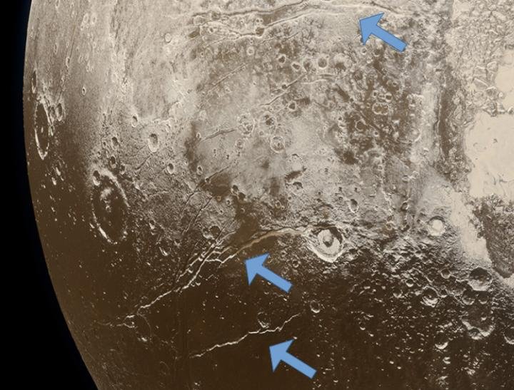 As fissuras na superfície de Plutão indicariam a expansão de sua crosta por conta do congelamento de um oceano subterrâneo.