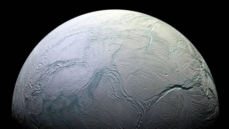 Encélado, sexta maior lua de Saturno.