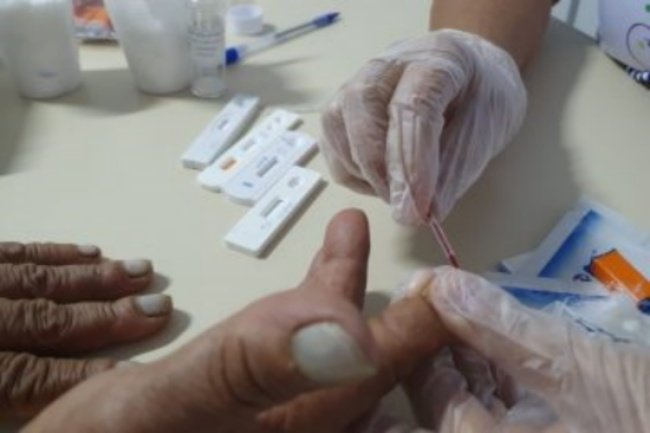O teste rápido detecta os anticorpos.