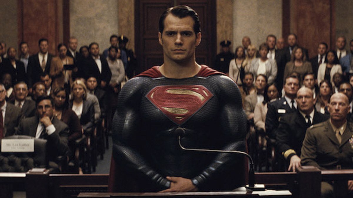 Henry Cavill negocia retornar como Superman em novos filmes