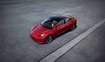 Tesla vendeu carros mesmo sabendo que baterias poderiam explodir