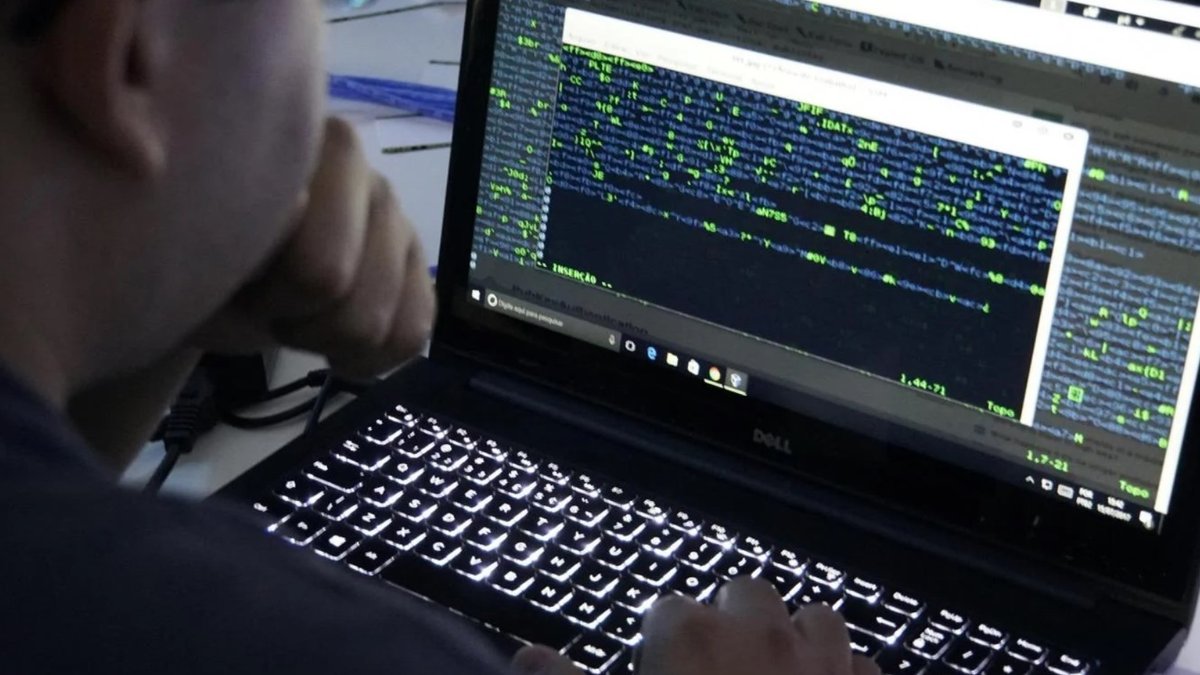 Hacker brasileiro roda Minecraft direto de página do STF