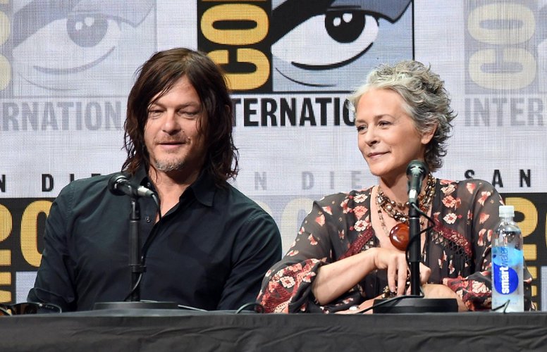 Norman Reedus e Melissa McBride, de The Walking Dead em uma outra edição do evento. (Kevin Winter/Reprodução)