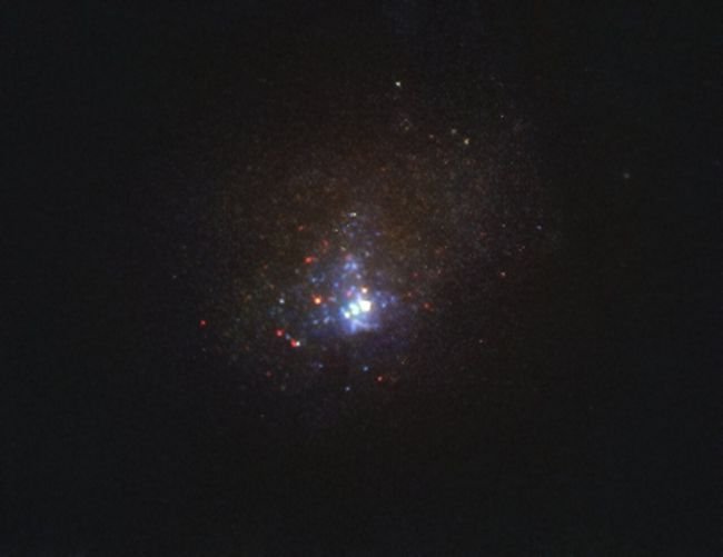 Galáxia Kinman Dwarf, a 75 milhões de anos-luz daqui.