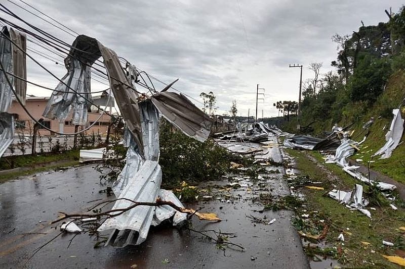 Destroços causados pelo ciclone bomba em Chapecó (SC).