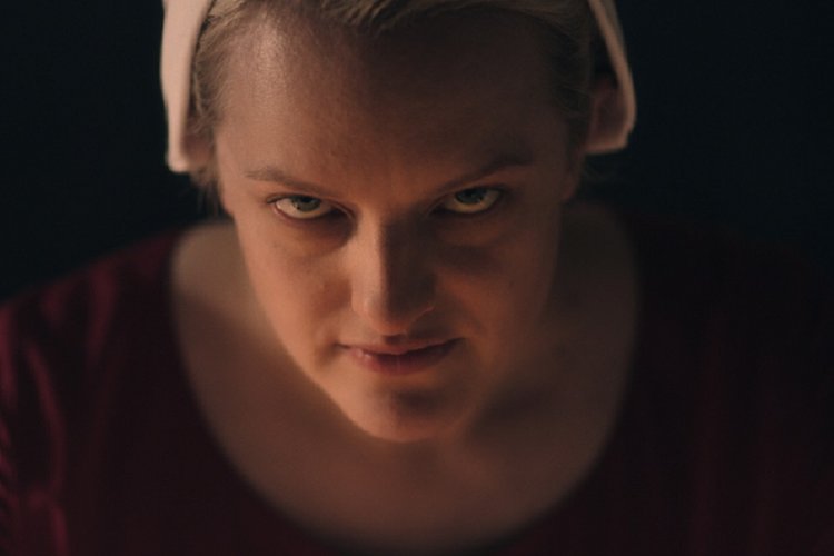 Elizabeth Moss como Offred em The Handmaid's Tale, do Hulu. (Reprodução)