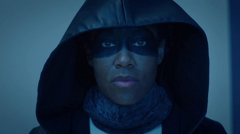 Regina King interpreta Angela Abar na série Watchmen. (Reprodução)