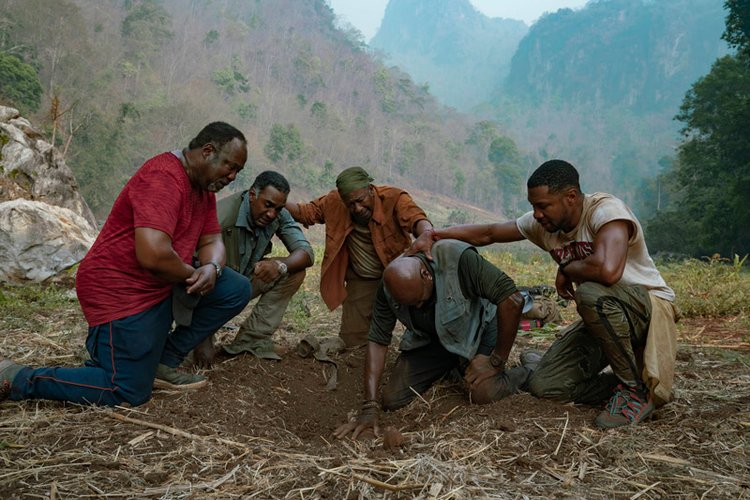 Cena de Destacamento Blood, filme de Spike Lee assistido 27 milhões de vezes na Netflix