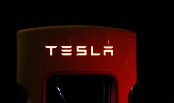 Veja como a Tesla fabrica baterias para seus carros elétricos