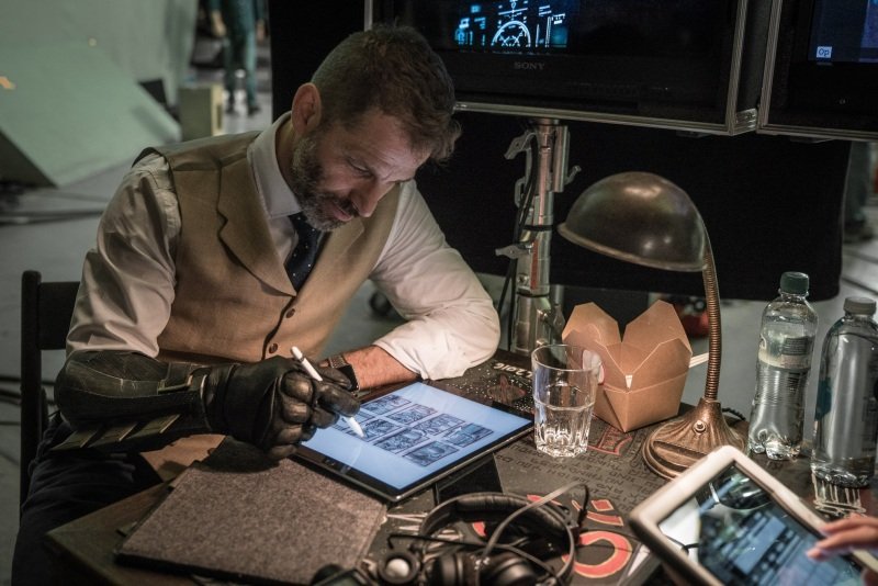 Zack Snyder trabalhando em Liga da Justiça