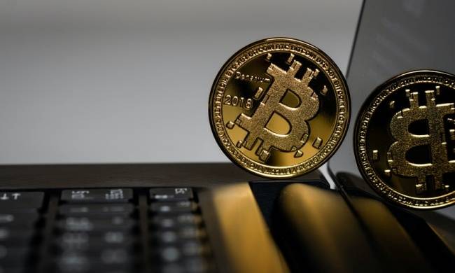 Conforme a denúncia, dezenas de milhões de dólares em criptomoeda foram perdidos no golpe.
