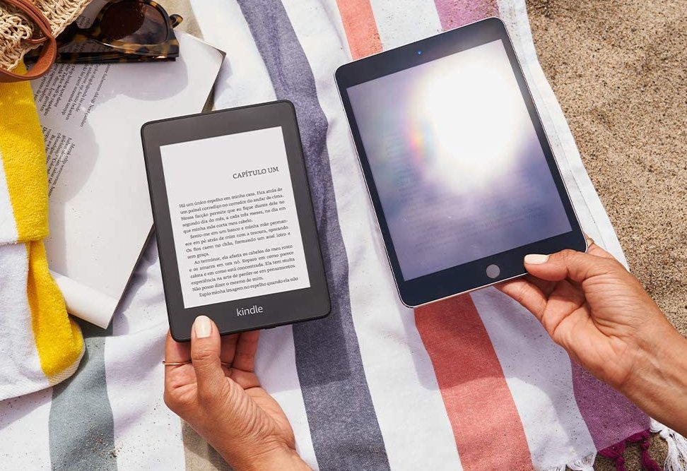 Comparação entre a tela do Kindle Paperwhite e um tablet.