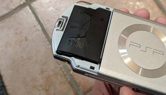 Sony lança Xperia Play, mistura de celular com PSP