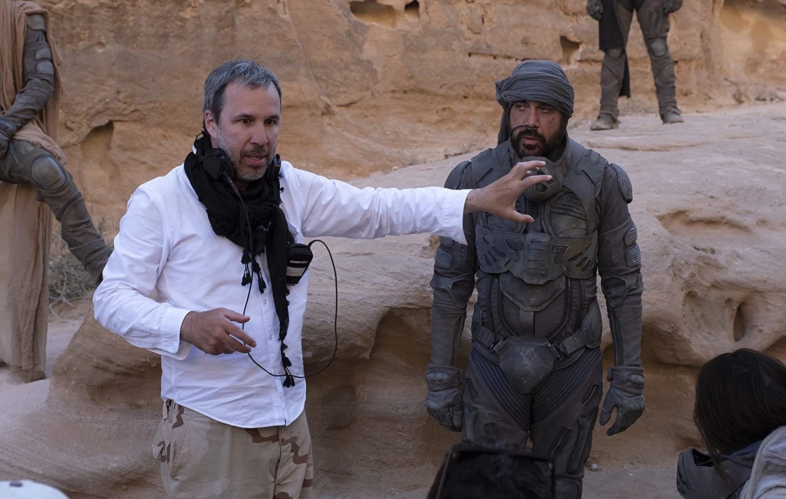 Diretor Denis Villeneuve e o ator Javier Bardem nos bastidores do filme.