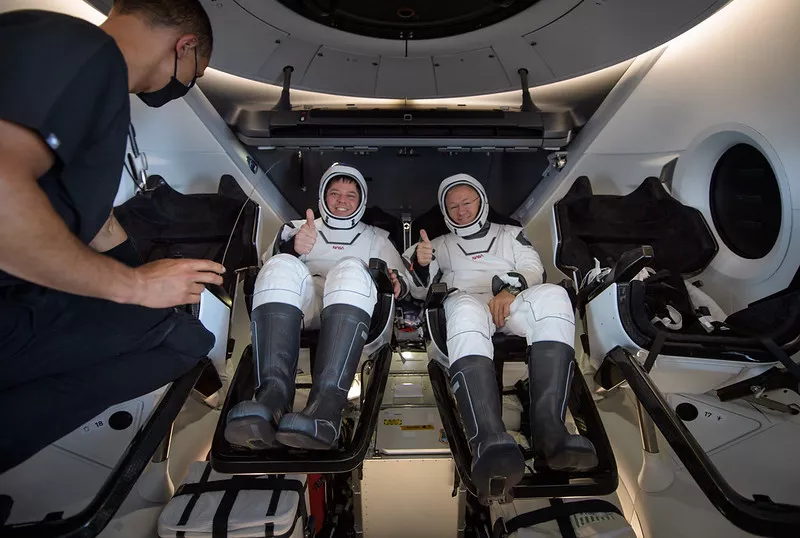 BoB Behnken e Doug Hurley, após a chegada da SpaceX Crew Dragon.