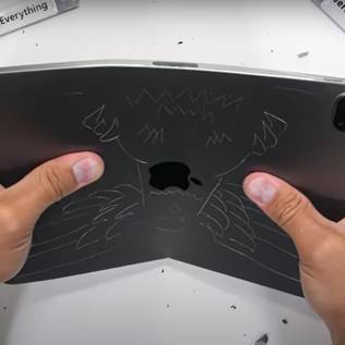 Imagem de Novo iPad Pro dobra ao meio com facilidade em teste de resistência