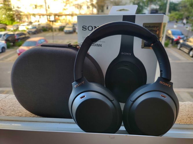 Novo Sony WH-1000XM4.