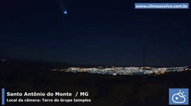 Muitas câmeras flagraram o objeto explodindo no ar, em diversas cidades.