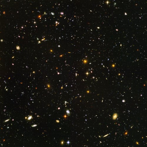 O Campo Ultraprofundo do Hubble, contendo cerca de dez mil galáxias (as vermelhas, mais jovens e formadas após o Big Bang) a 13 milhões de anos-luz; são elas que os astrônomos agora querem ouvir.