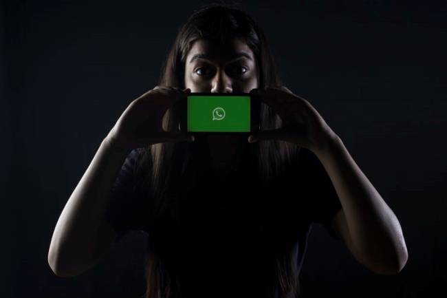 O WhatsApp é a principal fonte de informação da maioria dos brasileiros, segundo a pesquisa.