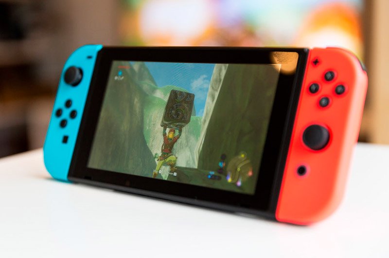 Versão híbrida do Nintendo Switch utilizada em modo portátil