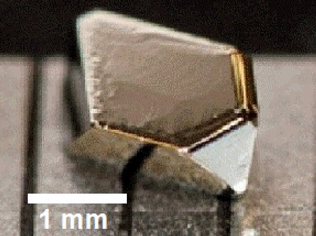 Mesmo em um cristal de sulfeto de ferro cultivado em laboratório pode-se distinguir o brilho do 