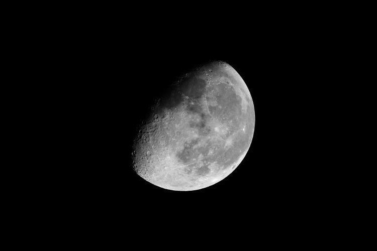 A lua minguante gibosa ainda tem brilho o suficiente para competir com as Perseidas.