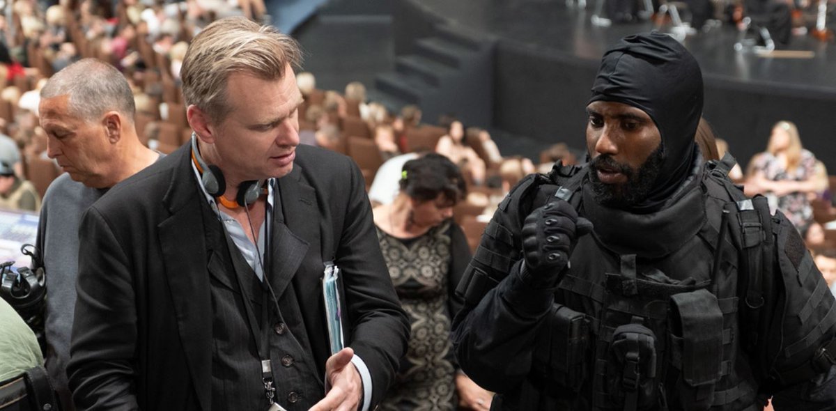 Diretor Christopher Nolan ao lado do ator John David Washington.