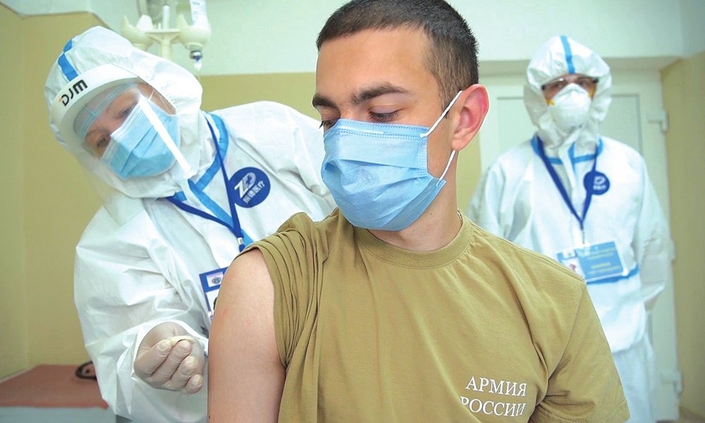 Um voluntário toma uma das doses da vacina Sputnik 5, dentro da ainda incompleta Fase 3 dos testes clínicos.
