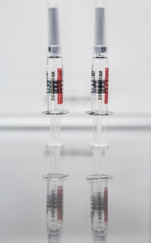 A CoronaVac será aplicada em duas doses.