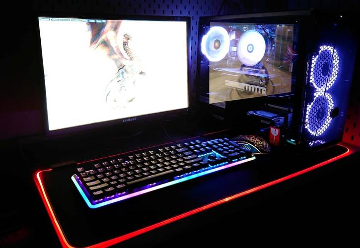 Exemplo de PC moderno: RGB até no mousepad.