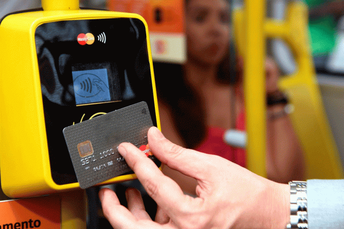 Linhas de ônibus já aceitam pagamento por aproximação no Brasil