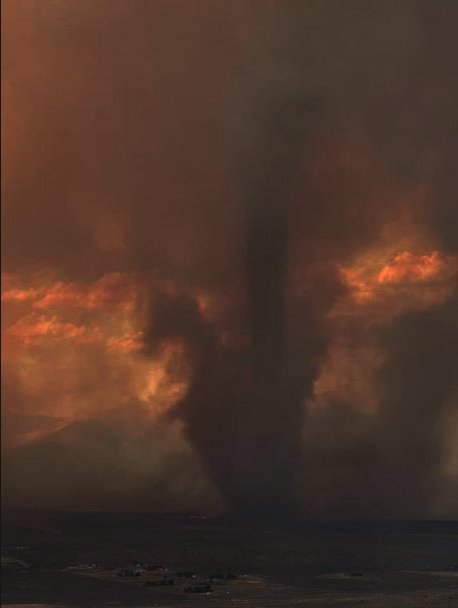 Imagem do tornado de fogo feita por um morador do condado de Lassen no sábado às 21h 39m (Fonte: Morgan Fuld/Twitter - Reprodução)