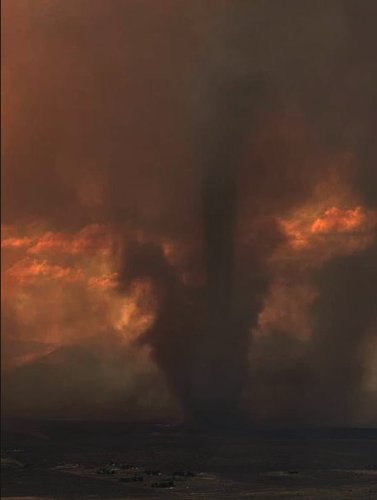 Imagem do tornado de fogo feita por um morador do condado de Lassen no sábado às 21h 39m (Fonte: Morgan Fuld/Twitter - Reprodução)