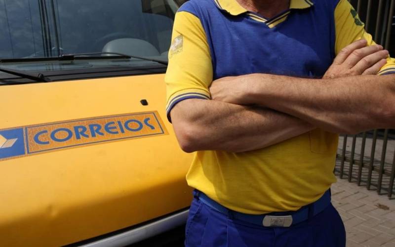 Funcionários não aceitam reajuste salarial com perda de benefícios.