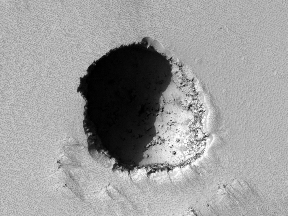 Claraboia com 180 metros de diâmetro em uma das encostas do Pavonis Mons, um grande vulcão marciano.