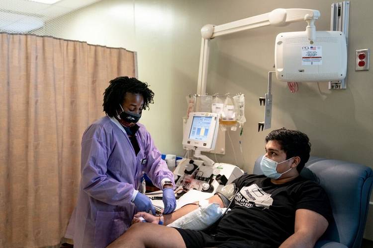 Convalescente da covid-19 doa sangue em um hospital de Houston, Texas.
