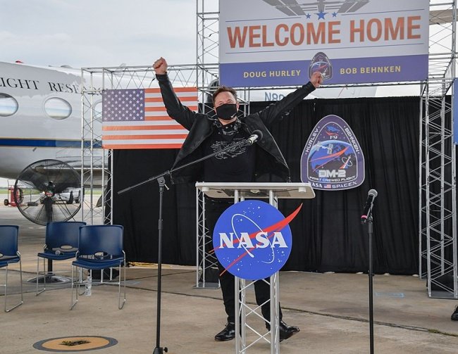 Musk comemora o retorno da missão Demo-2