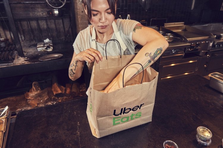 A quarentena imposta pela pandemia aumentou a demanda por serviços de delivery, como o Uber Eats.