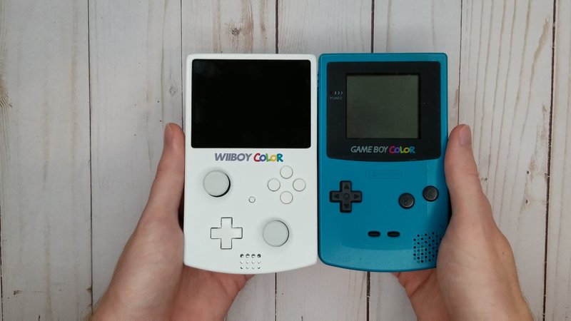 Imagem comparativa entre o WiiBoy Color e o GB Color.