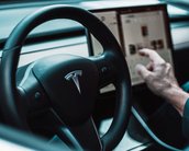 Autopilot da Tesla identifica limite de velocidade e sinal verde 