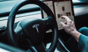 Autopilot da Tesla identifica limite de velocidade e sinal verde 