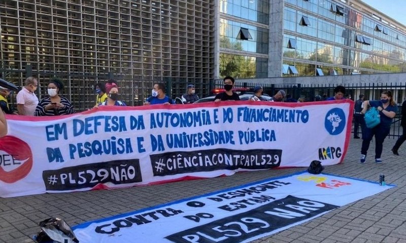 Estudantes protestaram em frente à Alesp na última quarta (26).